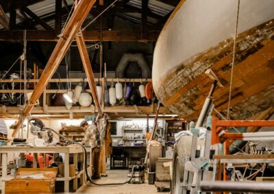 Werkstatt mit Holzboot und vielen Werkzeugen