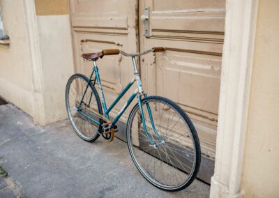 Fahrrad mit Holzzubehör vor berliner Haustür